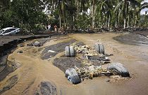  شاحنة غمرتها السيول الطينية الناجمة عن هطول أمطار غزيرة في بلدة جينوباتان وسط الفلبين. 2020/11/02