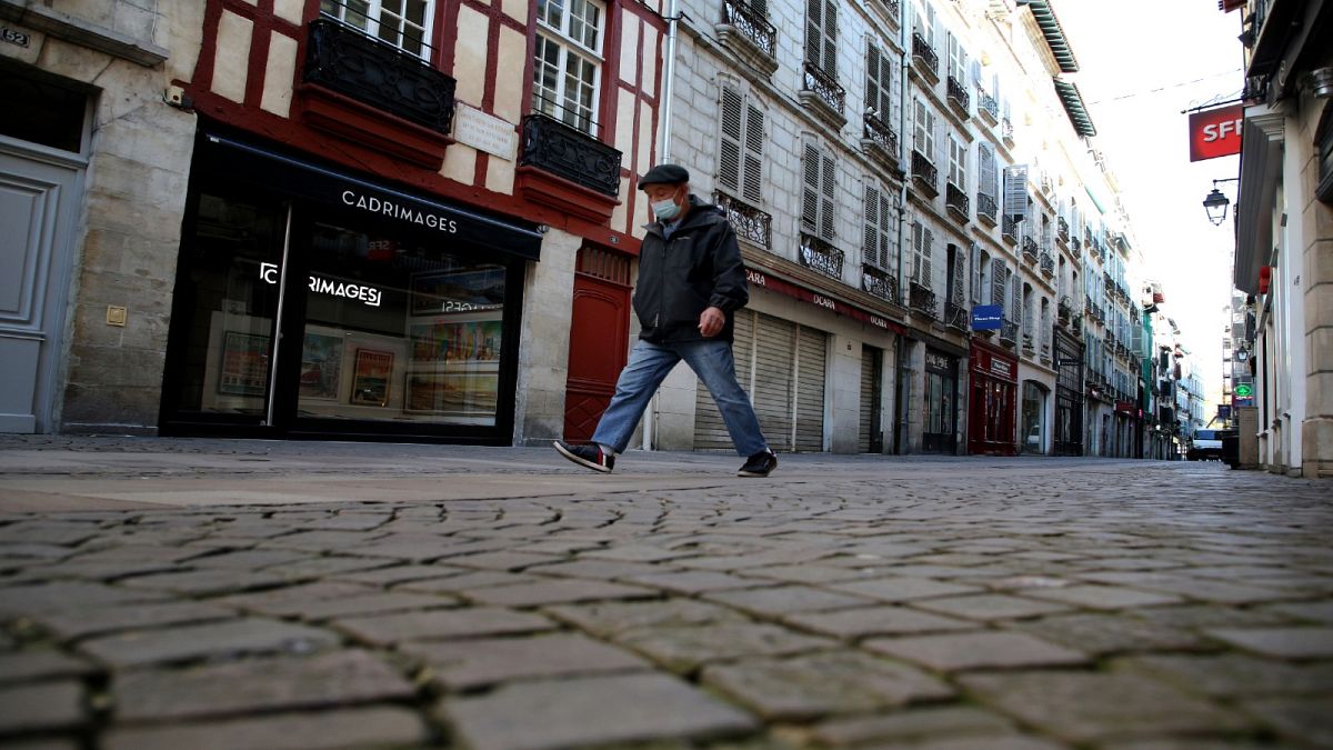 رجل يسير في شارع خال من المارة خلال تطبيق إجراءات الإغلاق في بايون ، جنوب غرب فرنسا/ الجمعة، 30 أكتوبر، 2020