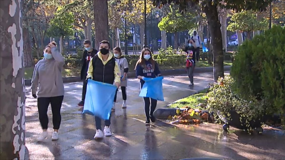 Un grupo de jóvenes participa en las labores de limpieza en Logroño