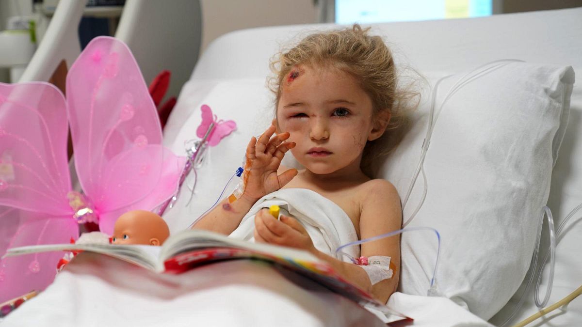 الطفلة إليف بيرينجيك البالغة من العمر 3 سنوات تستريح في سريرها بالمستشفى بعد أن تم إنقاذها من تحت أنقاض أحد المباني بعد حوالي 65 ساعة من وقوع الزلزال في مدينة إزمير التركية