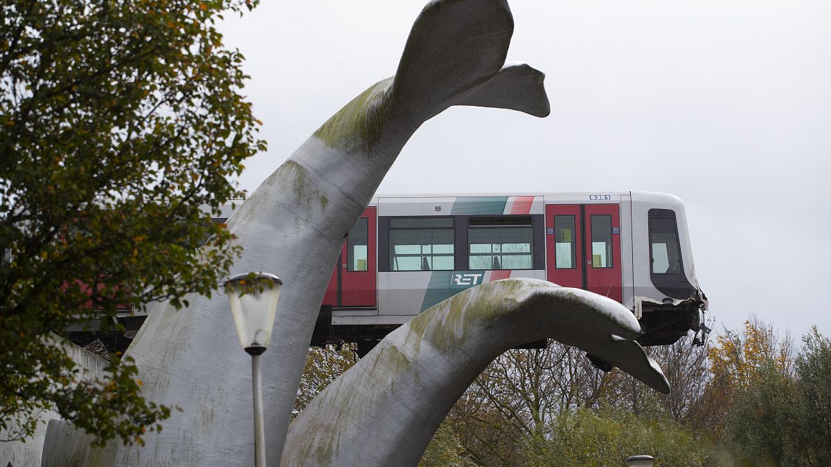 Olanda: un treno della metro appeso a dieci metri dal suolo