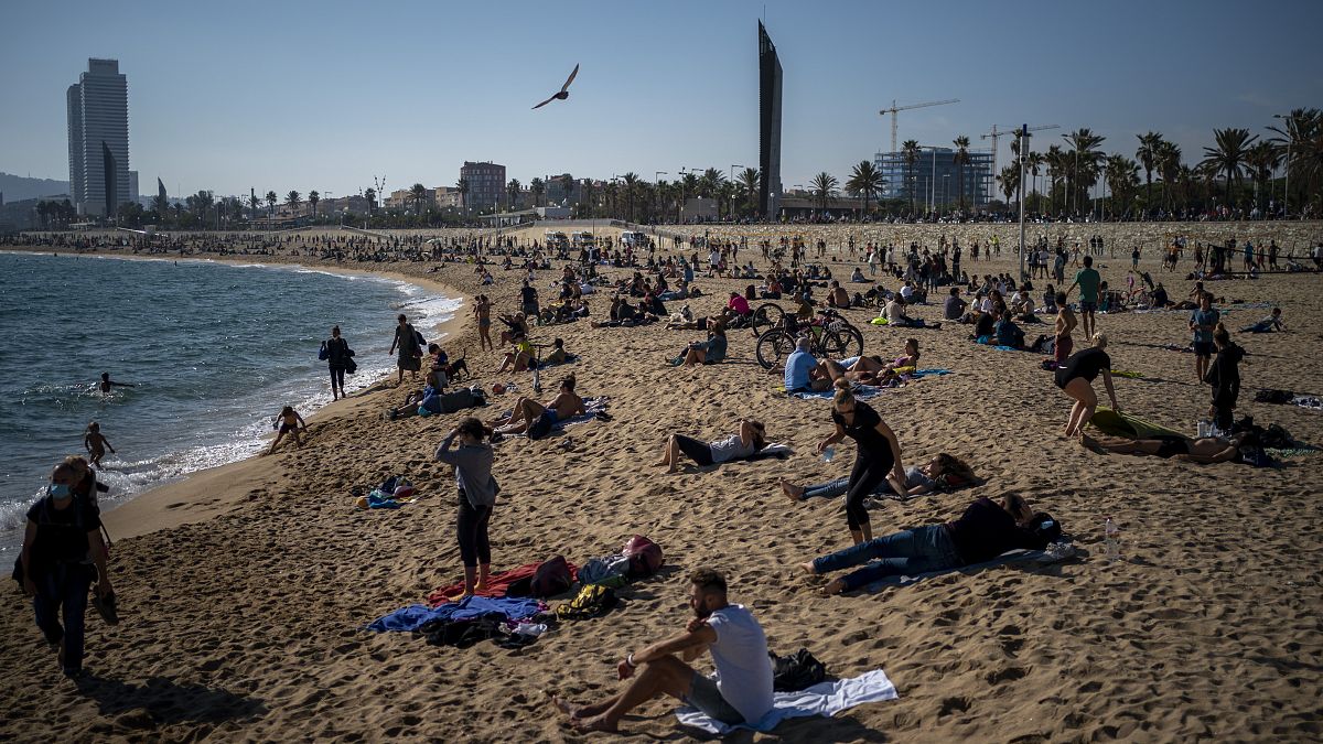 Numerosas personas disfrutan de la playa en Barcelona ​​el domingo 1 de noviembre de 2020, mientras España sufre el embate de la segunda ola de la pandemia. 