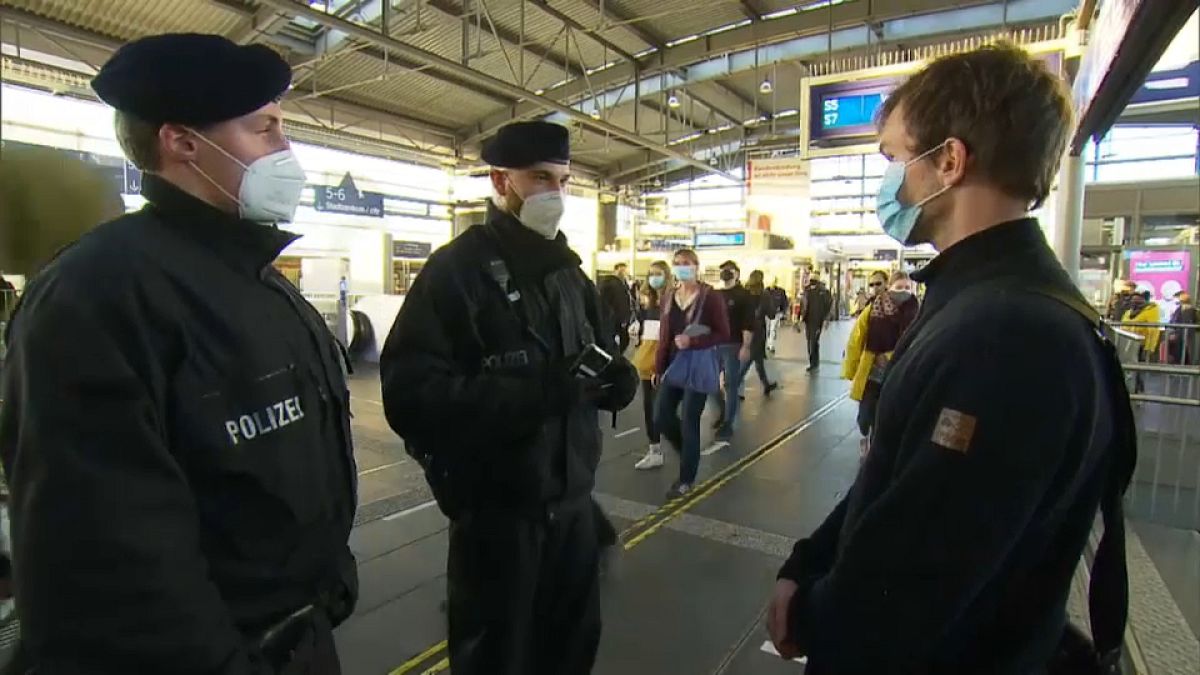 Polizeikontrolle am S-Bahnhof Alexanderplatz in Berlin