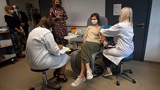 ملكة بلجيكا ماتيلد تتحدث مع متطوعة تتلقى حقنة في مركز تقييم اللقاحات (CEV) في أنتويرب ، الأربعاء 23 سبتمبر 2020