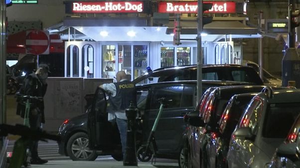 Rendőrök a lövöldözés helyszínén Rendőrök a lövöldözés helyszínén
