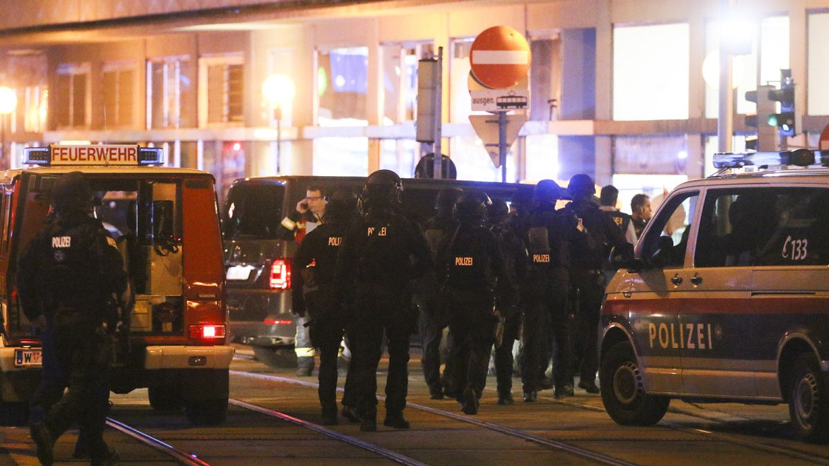 Ambulances et policiers déployés dans une rue de vienne après l'attaque qui a fait trois morts dans la capitale autrichienne, le 2 novembre 2020. 