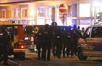 Ambulances et policiers déployés dans une rue de vienne après l'attaque qui a fait trois morts dans la capitale autrichienne, le 2 novembre 2020.