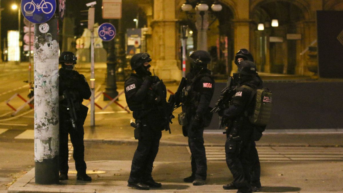 Αστυνομικοί στο κέντρο της Βιέννης μετά την επίθεση