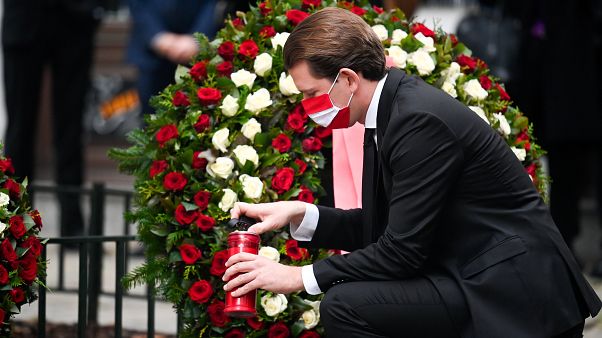 Sebastian Kurz osztrák kancellár koszorút helyez el a Bécs belvárosában elkövetett merénylet helyszínén 2020. november 3-án Sebastian Kurz osztrák kancellár koszorút helyez el a Bécs belvárosában elkövetett merénylet helyszínén 2020. november 3-án