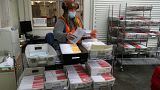 Una trabajadora electoral clasifica los votos por correo en el condado de Multnomah el lunes 2 de noviembre de 2020, en Portland