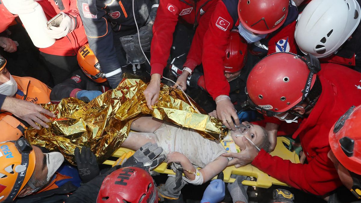 رجال الإنقاذ ينقذون عايدة البالغة من العمر أربع سنوات في إزمير تركيا. 
