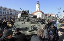 Ciudadanos polacos roden a a un grupo de vehículos blindados norteamericanos en la plaza del mercado de Kosciuszko , Bialystok, Polonia /24 de maryo de 2015)