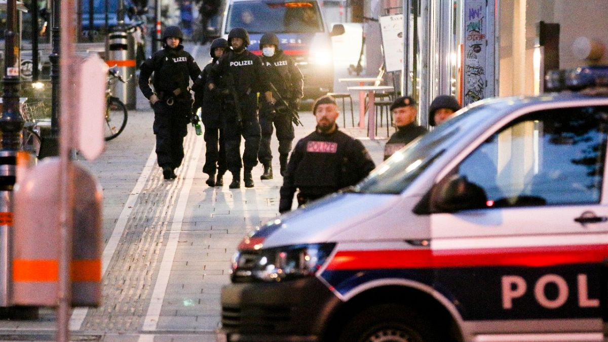 دورية للشرطة في مكان إطلاق النار في فيينا 