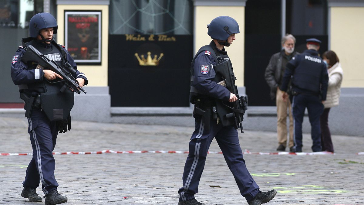 Nach dem Anschlag: Beamte in der abgeriegelten Innenstadt von Wien