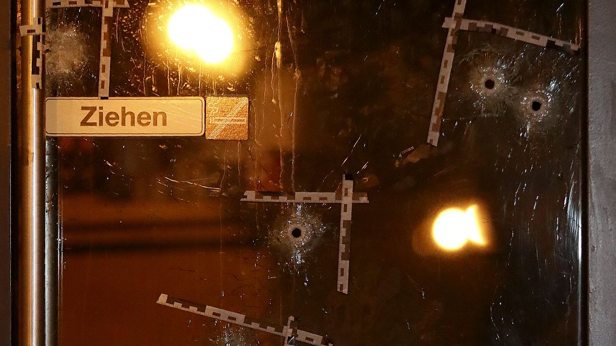 Los agujeros de bala están marcados en una puerta de la escena del atentado en Viena, Austria, el 3 de noviembre de 2020.