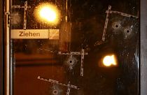 Los agujeros de bala están marcados en una puerta de la escena del atentado en Viena, Austria, el 3 de noviembre de 2020.