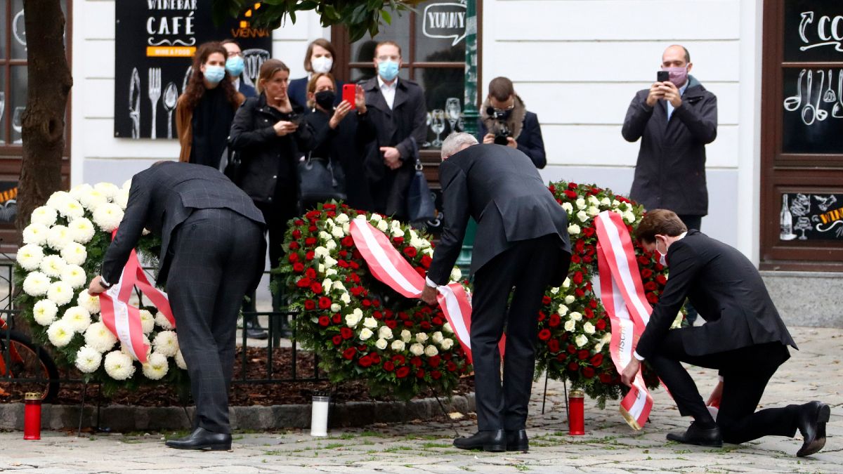 Chanceler, Presidente e líder do Conselho Nacional da Áustria depositam flores pelas vítimas