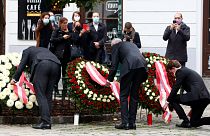 Chanceler, Presidente e líder do Conselho Nacional da Áustria depositam flores pelas vítimas