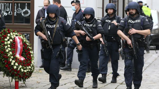 Koszorú és fegyveres rendőrök a bécsi terrortámadás másnapján Koszorú és fegyveres rendőrök a bécsi terrortámadás másnapján