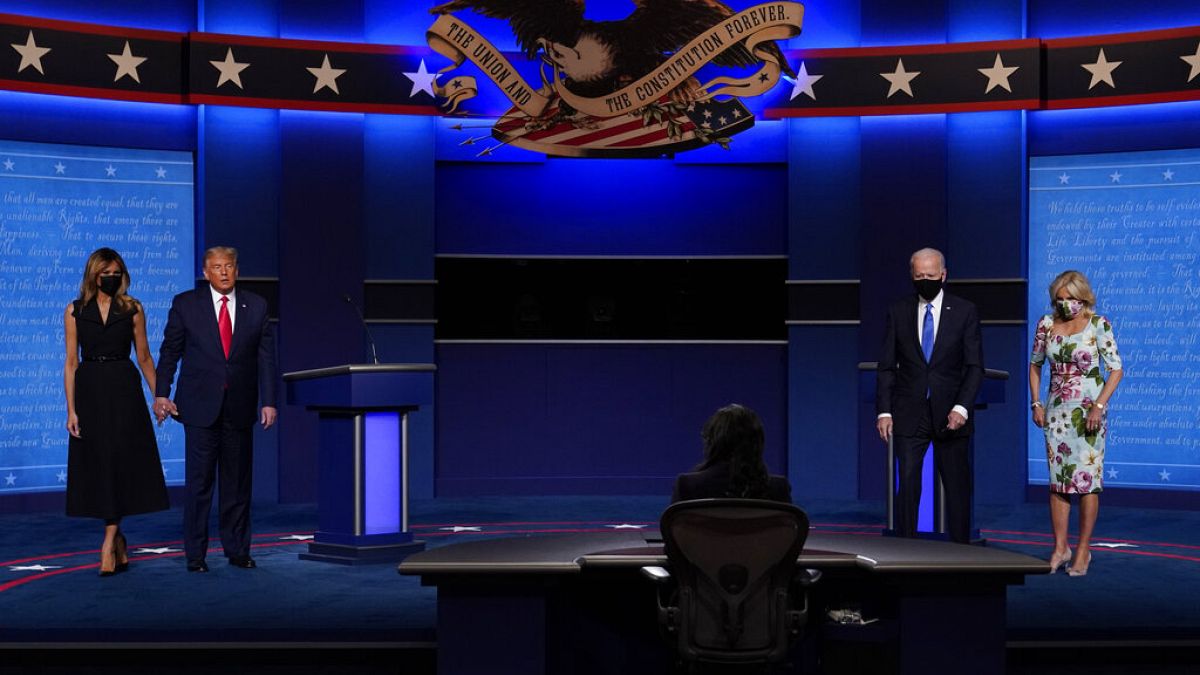 Trump y Biden acompañados de sus parejas en el segundo debate electoral.