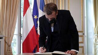 الرئيس الفرنسي داخل السفارة النمساوية في باريس يكتب رسالة تضامن مع النمساويين ضد التطرف والإرهاب
