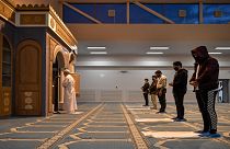 مسلمون يصلّون في أول مسجد رسمي يبنى في العاصمة اليونانية أثينا