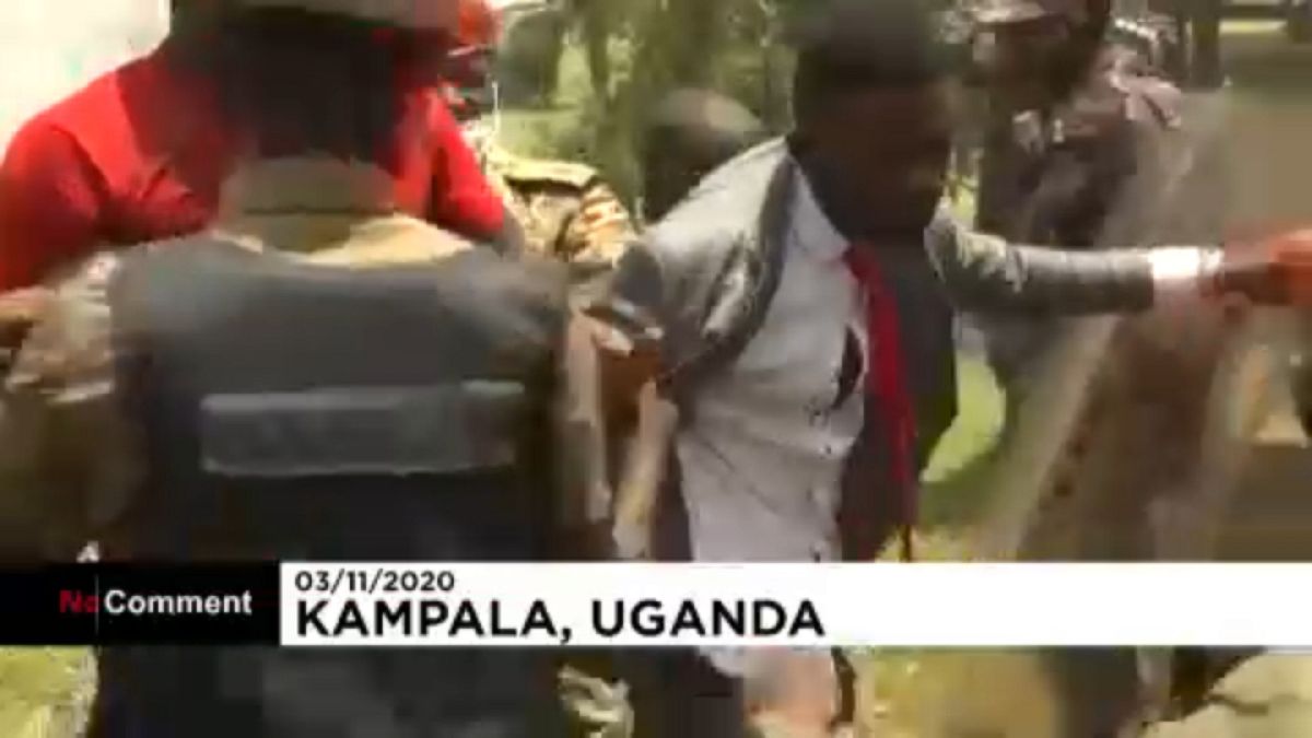 شاهد: لحظة اعتقال مرشح للرئاسة في أوغندا بعد قبول أوراق ترشحه لمنافسة الرئيس يوري موسيفيني 