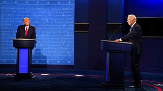الرئيس المنتهية ولايته دونالد ترامب، على اليسار، والمرشح الديمقراطي للرئاسة جو بايدن يشاركان في المناظرة الرئاسية الثانية والأخيرة