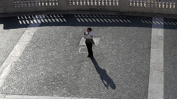 منع تجول من الساعة 22,00 بالتوقيت المحلي في جميع أنحاء إيطاليا اعتبارا من الخميس للحد من انتشار كورونا منع تجول من الساعة 22,00 بالتوقيت المحلي في جميع أنحاء إيطاليا اعتبارا من الخميس للحد من انتشار كورونا
