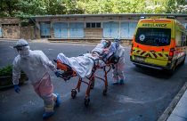 Védőruhába öltözött mentők egy statisztát hoznak hordágyon a járványügyi bevetési egység gyakorlatán