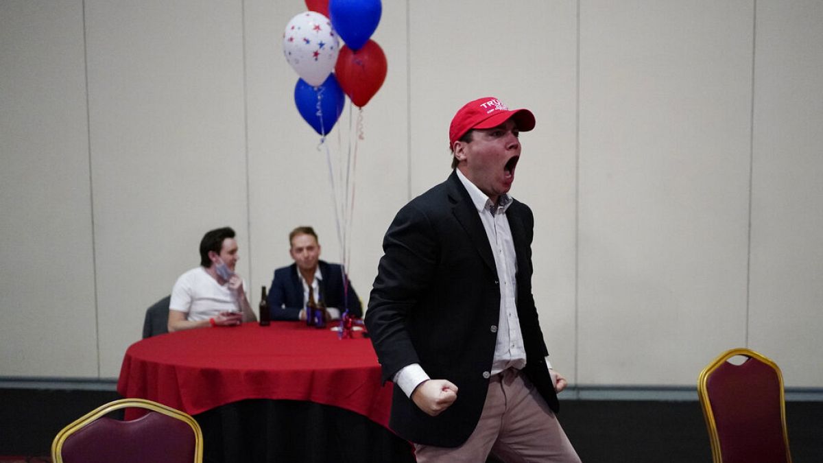 Egy Trump rajongó örül egy republikánus eredményvárón
