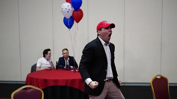 Egy Trump rajongó örül egy republikánus eredményvárón Egy Trump rajongó örül egy republikánus eredményvárón