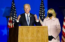 Joe Biden y su mujer Jill comentan la situación del recuento