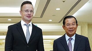 Szijjártó Péter a kambodzsai miniszterelnökkel, Hun Szennel.