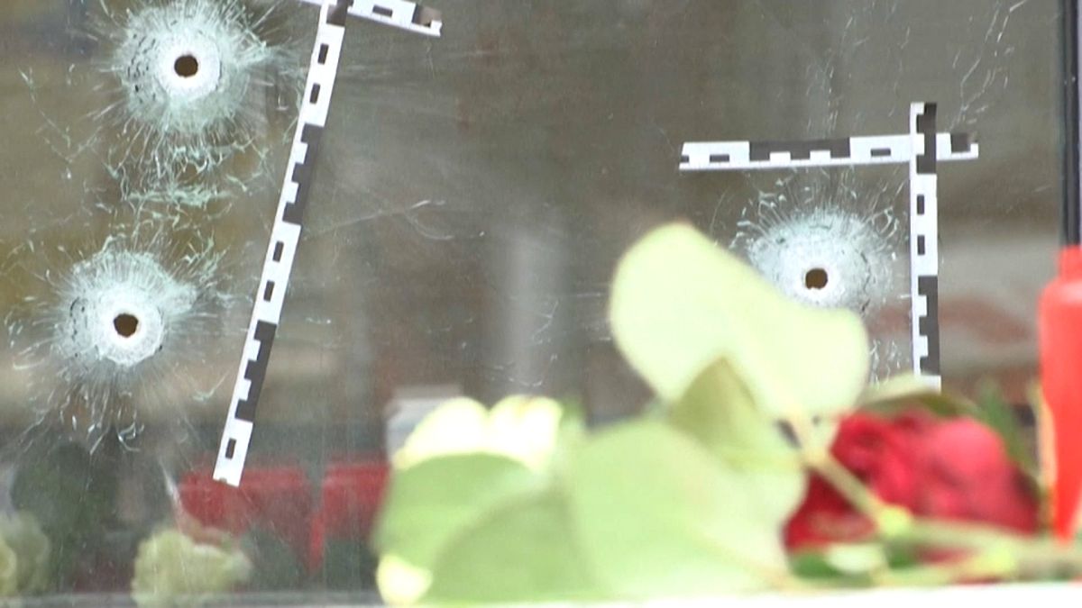 Flores junto a uno de los establecimientos cuyos clientes fueron atacados en Viena