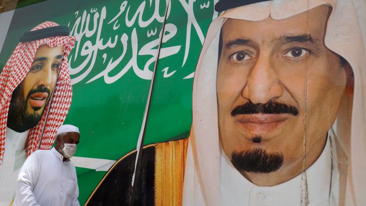 صورة للملك سلمان بن عبد العزيز آل سعود وولي العهد السعودي محمد بن سلمان في الرياض
