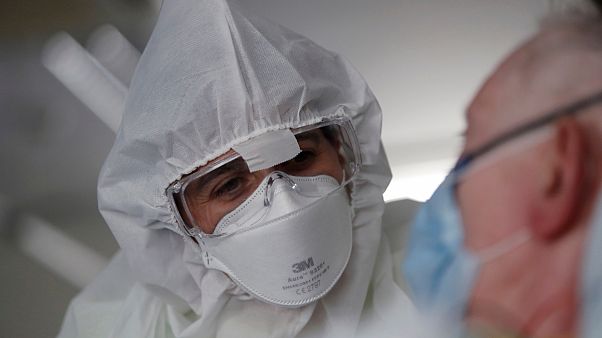 Terapeuta fala com "paciente Covid" na UCI do hospital de Santa Maria Terapeuta fala com "paciente Covid" na UCI do hospital de Santa Maria