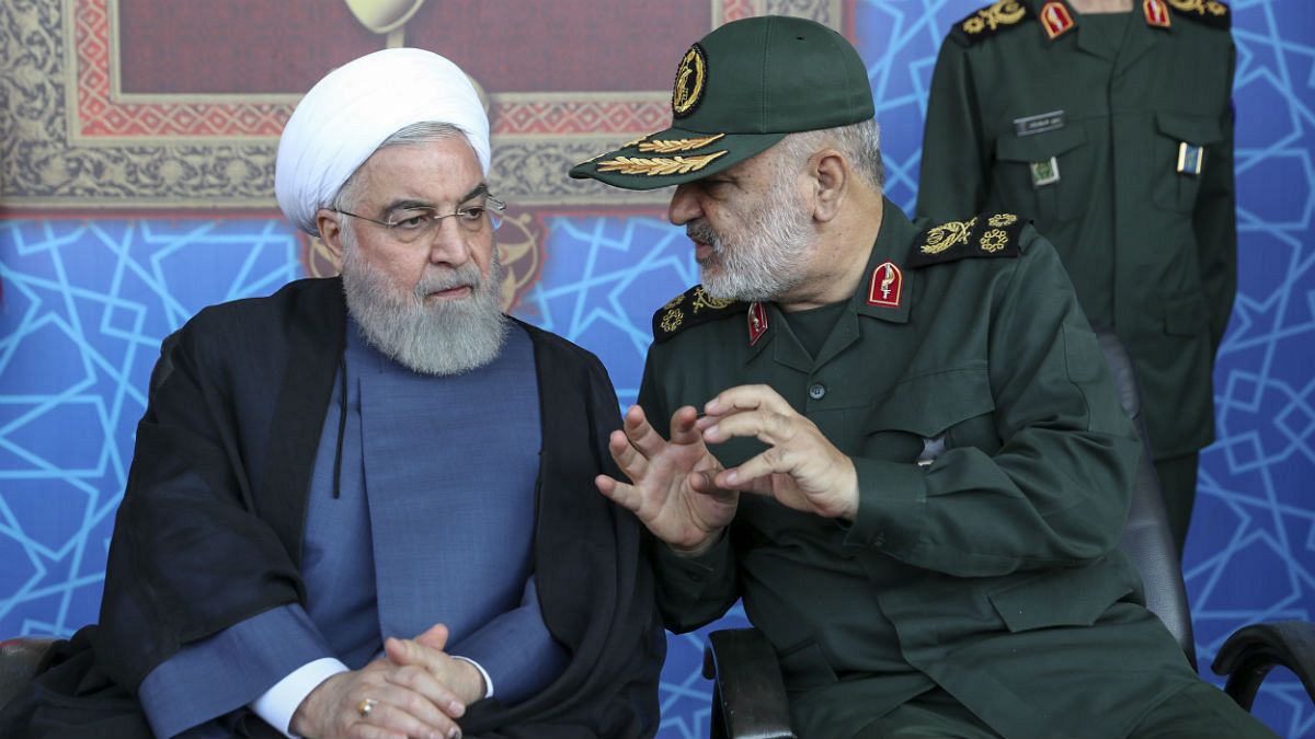 حسین سلامی، فرمانده سپاه پاسداران ایران(راست) و حسن روحانی، رئیس جمهوری ایران(چپ)