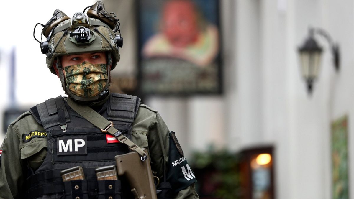 ضابط من الشرطة العسكرية النمساوية يقف في موقع الجريمة قرب كنيس في فيينا. النمسا - 2020/11/04