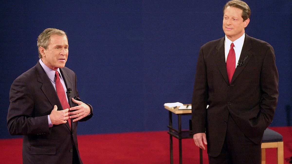 المرشح الجمهوري جورج ولكر بوش على اليسار، يتحدث أمام المرشح الدبمقراطي آل غور، خلال ثالث مناظرة في جامعة واشنطن. 2000/10/17