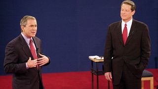 المرشح الجمهوري جورج ولكر بوش على اليسار، يتحدث أمام المرشح الدبمقراطي آل غور، خلال ثالث مناظرة في جامعة واشنطن. 2000/10/17