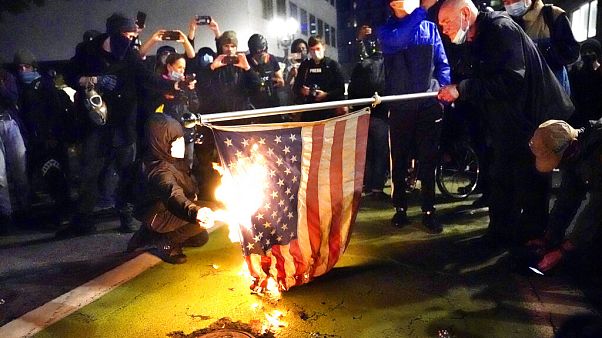 Az amerikai zászlót is elégették a portlandi tüntetésen Az amerikai zászlót is elégették a portlandi tüntetésen