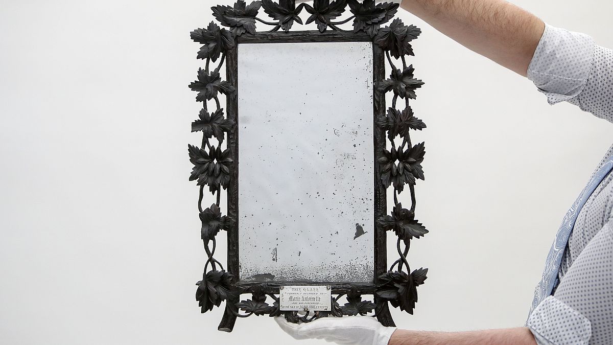 Ce miroir a appartenu à la reine Marie-Antoinette. Il a été découvert dans les toilettes d'une famille britannique.