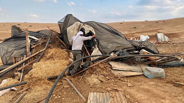 إسرائيل تزيل قرية فلسطينية دفعة واحدة في الضفة الغربية وتشرد 73 شخصاً إسرائيل تزيل قرية فلسطينية دفعة واحدة في الضفة الغربية وتشرد 73 شخصاً