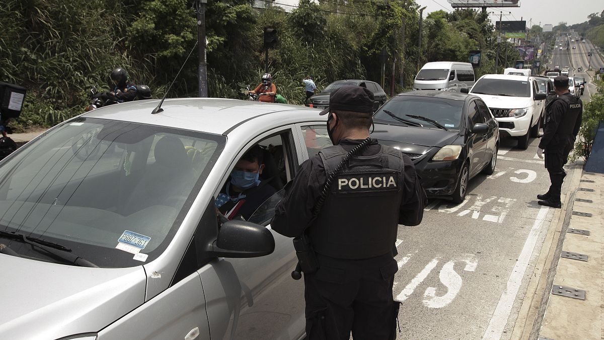 Control policial durante una estricta cuarentena domiciliaria ordenada por el gobierno en San Salvador, El Salvador