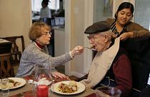 بتی بریگز در حال غذا دادن به همسرش که مبتلا به آلزایمر است، کالیفرنیا، آمریکا