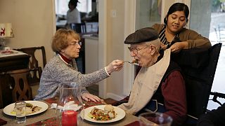بتی بریگز در حال غذا دادن به همسرش که مبتلا به آلزایمر است، کالیفرنیا، آمریکا