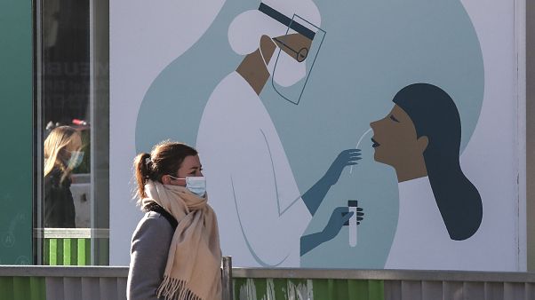 أمام إحدى الصيدليات الباريسية أمام إحدى الصيدليات الباريسية