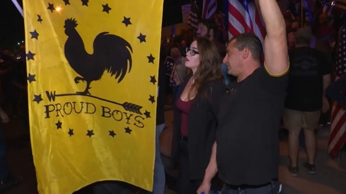 Bewaffnete "Proud Boys" machen in Phoenix Stimmung für Trump