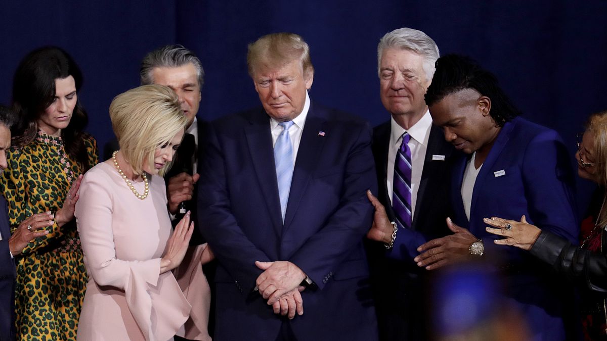 باولا وايت بالفستان الزهري ومجموعة من الإنجيليين إلى جانب ترامب 